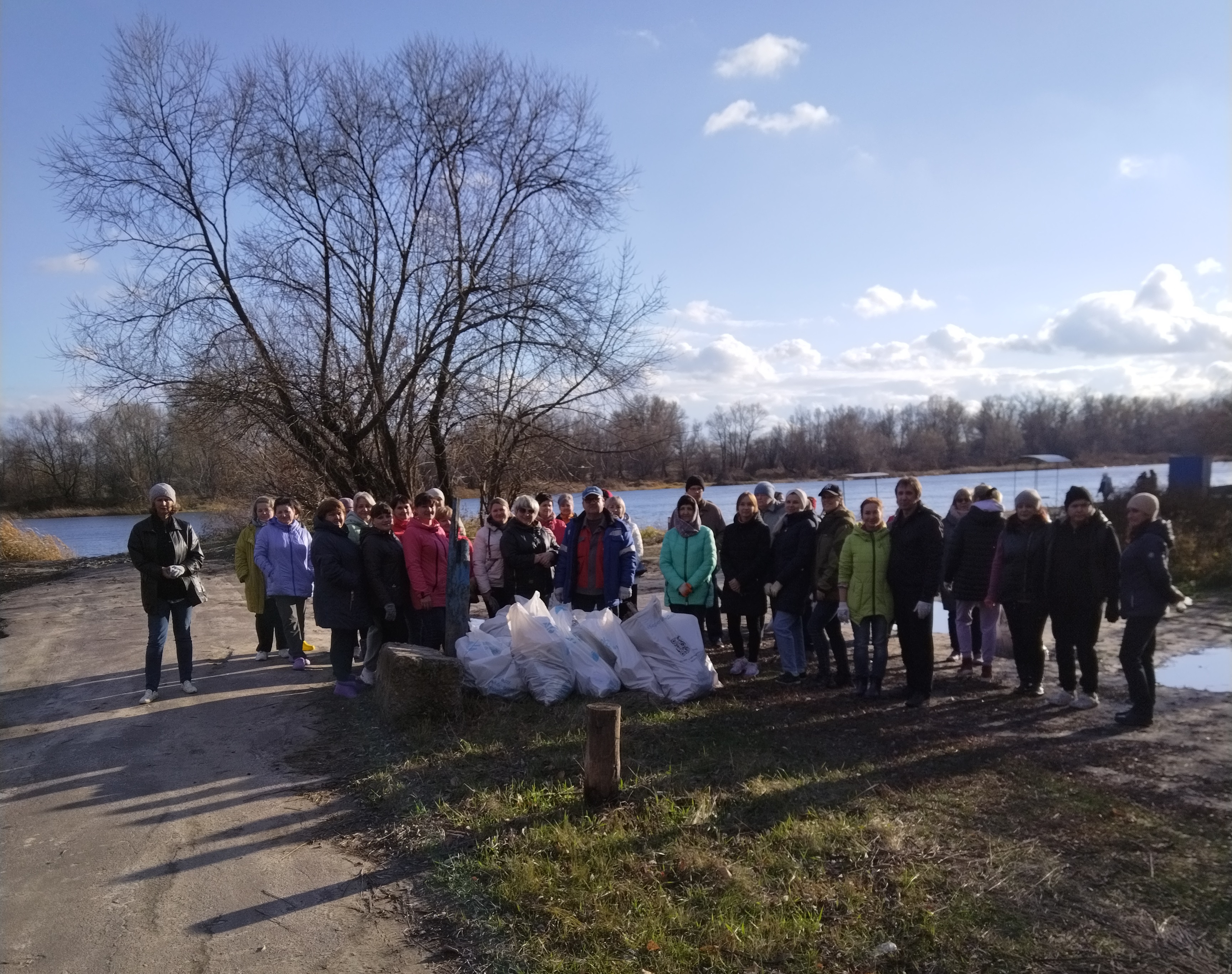 7 ноября, в рамках Всероссийской акции по уборке берегов водных объектов «Вода России» жители Верхнего Мамона очистили от пластика, стекла, сухих веток, и прочего мусора территории Центрального пляжа и пляжа Старая переправа..