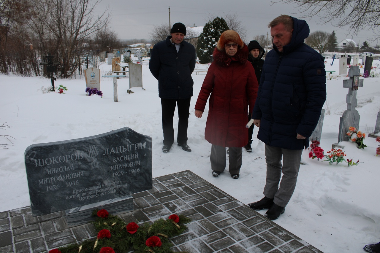 Сегодня, 15 декабря, глава Верхнемамонского муниципального района О. А. Михайлусов посетил с рабочим визитом Осетровское сельское поселение..