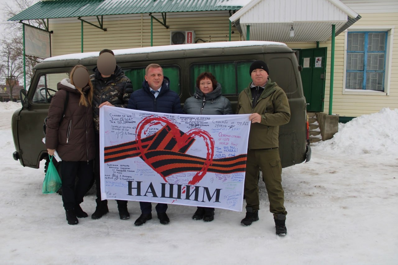 18 декабря глава Верхнемамонского муниципального района О.А. Михайлусов встретился с участником СВО, которому волонтеры группы «НАШИМ» передали автомобиль УАЗ для эвакуации раненых..