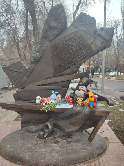Наши соседи мужественно справляются с последствиями террористического удара со стороны Украины 30 декабря. В Белгороде множество раненых и погибших, среди них и дети. Вновь приношу глубокие соболезнования семьям, которые затронула эта трагедия.. Наши соседи мужественно справляются с последствиями террористического удара со стороны Украины 30 декабря. В Белгороде множество раненых и погибших, среди них и дети. Вновь приношу глубокие соболезнования семьям, которые затронула эта трагедия..