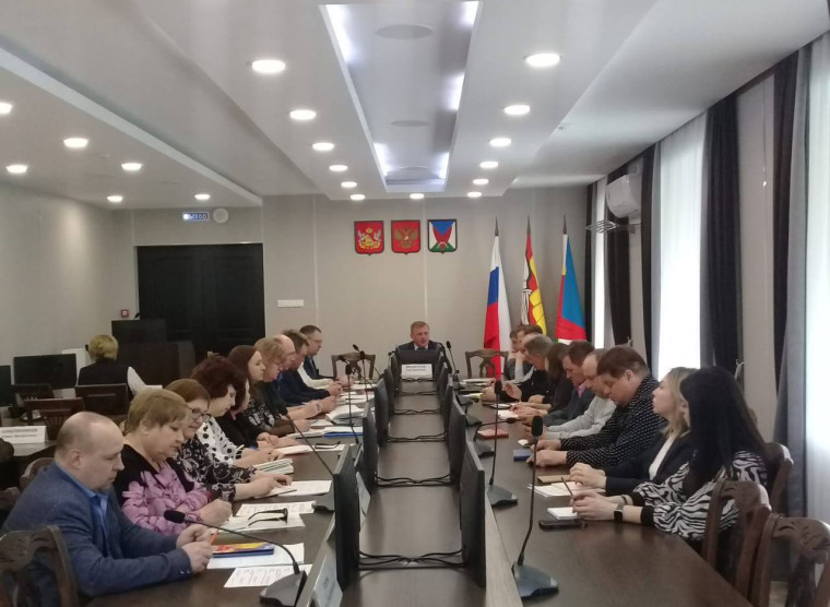 25 марта глава Верхнемамонского муниципального района Олег Алексеевич Михайлусов провел еженедельное оперативное совещание с участием заместителей, руководителей отделов администрации муниципального района, руководителей предприятий, учрежд. 25 марта глава Верхнемамонского муниципального района Олег Алексеевич Михайлусов провел еженедельное оперативное совещание с участием заместителей, руководителей отделов администрации муниципального района, руководителей предприятий, учрежд.