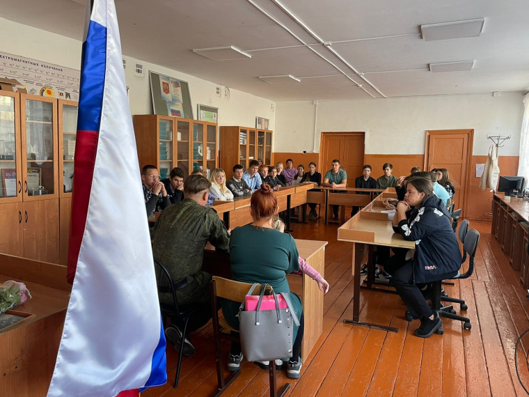 Военнослужащий из с. Русская Журавка встретился с учениками школы. Военнослужащий из с. Русская Журавка встретился с учениками школы.