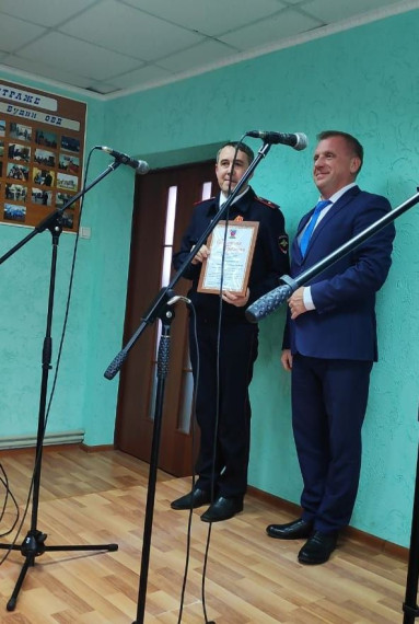 Сегодня, 10 ноября, глава Верхнемамонского муниципального района О.А. Михайлусов поздравил сотрудников полиции с их профессиональным праздником и вручил Почетные грамоты администрации Верхнемамонского муниципального района:. Сегодня, 10 ноября, глава Верхнемамонского муниципального района О.А. Михайлусов поздравил сотрудников полиции с их профессиональным праздником и вручил Почетные грамоты администрации Верхнемамонского муниципального района:.